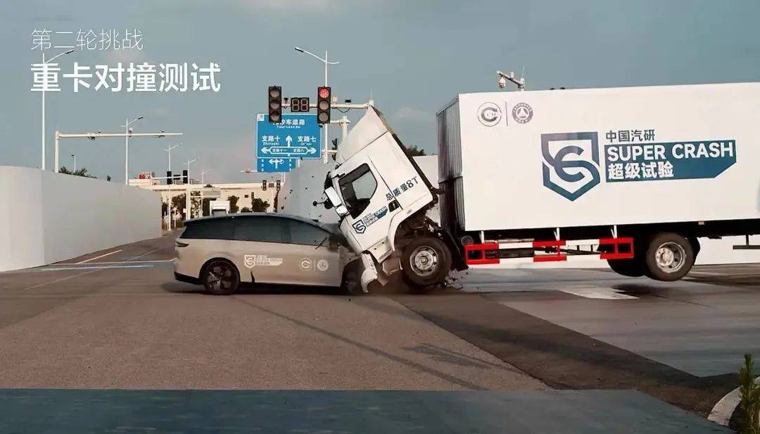 聚焦 “小车撞大车”的流量算盘背后卡车安全的“进化史”更该被看见